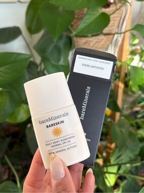 bareMinerals Bareskin Daily Dewy
Sunscreen Mineral SPF 30 in Sheer Untinted